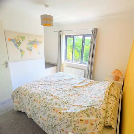 Будинок відпочинку Sunny Modern House With Garden